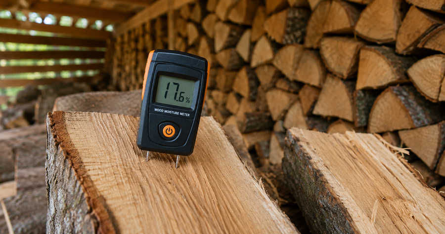 Holzfeuchte bei Brennholz mit Feuchtemessgerät prüfen
